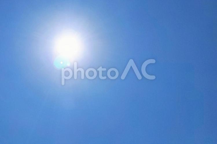 太陽の光が降り注ぐ爽やかな青空の背景 背景,青空,空の写真素材