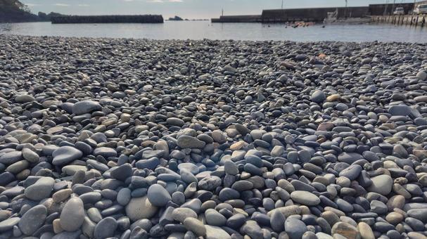 碁石のような石がたくさんある浜辺 秋,秋晴れ,海の写真素材
