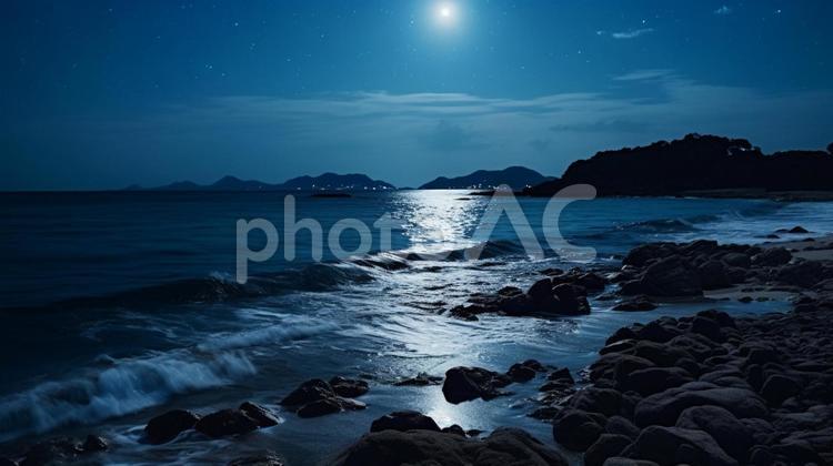 月に照らされる夜の海 空,夜,海の写真素材