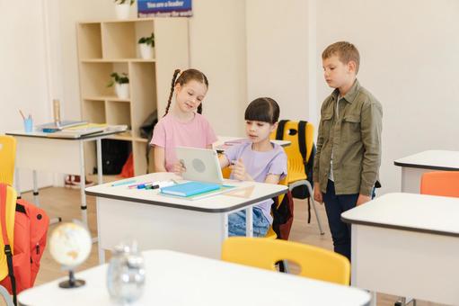 タブレットを見て勉強する生徒たち 男の子,女の子,子どもの写真素材