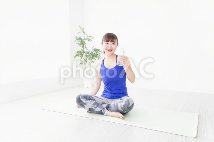 水分を摂取するスポーツウェアの女性 筋トレ,ウエイトトレーニング,スッキリの写真素材