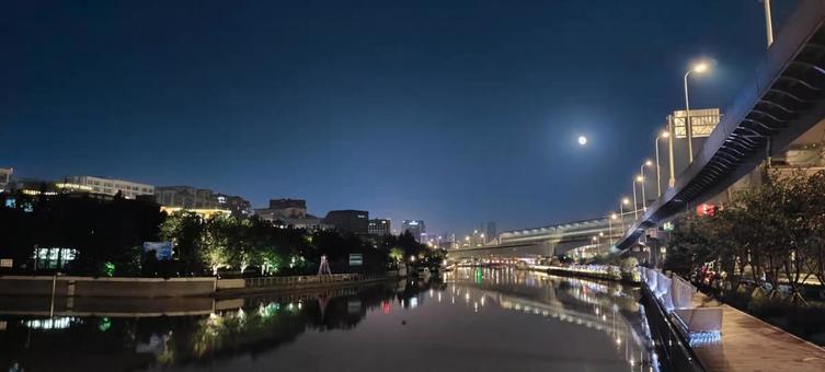 月明かりに照らされた中国の川沿い夜景 月明かりに照らされた中国の川沿い夜景の写真
