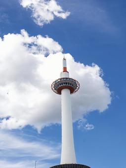 雲間にそびえる京都タワーと夏空 雲間にそびえる京都タワーと夏空の写真