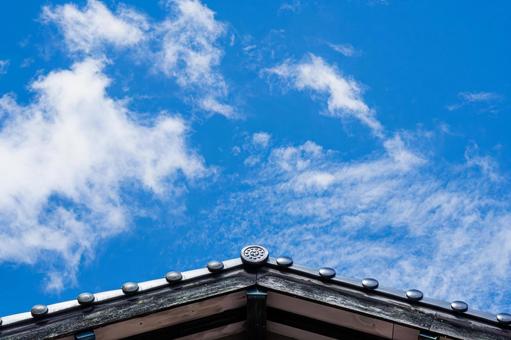 瓦屋根と青空 瓦屋根と青空 瓦屋根,日本家屋,木造建築の写真素材