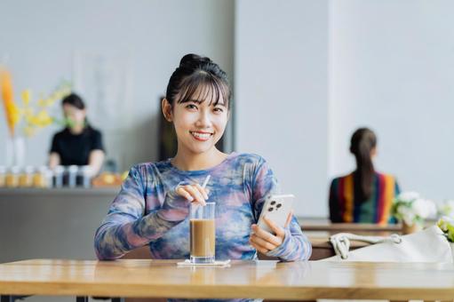カフェでくつろぐ若い女性 カフェでくつろぐ若い女性の写真