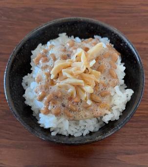 あきたこまちご飯に納豆とメンマやわらぎ あきたこまちご飯に納豆とメンマやわらぎの写真