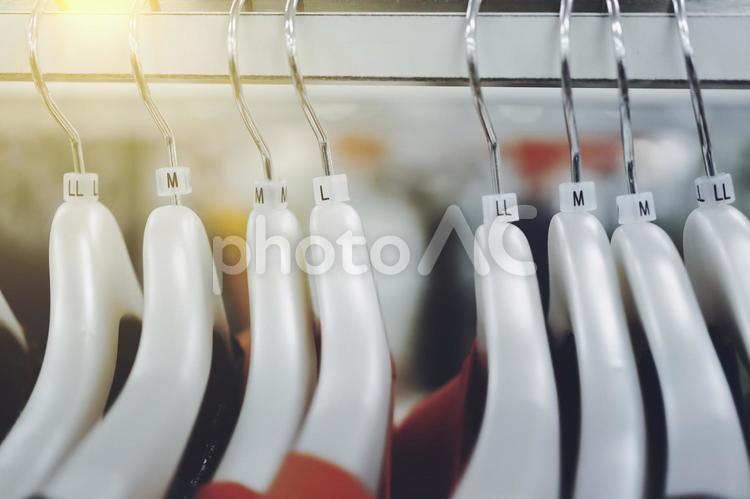 ハンガーに吊るされた衣類 ファッションイメージ ショッピング,ファッション,服の写真素材
