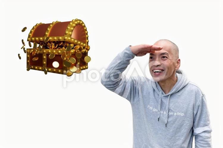 金銀財宝の宝箱はどこか探す日本人中年男性 宝箱,宝,宝石の写真素材