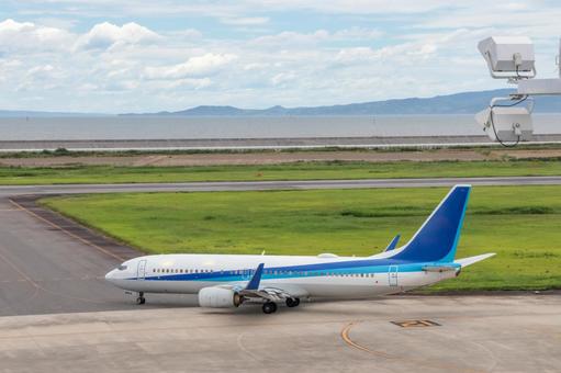 空港と夏の午後 空港と夏の午後 飛行機,航空機,旅客機の写真素材