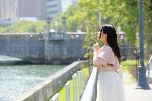 川沿いで景色を眺める女性 川沿いで景色を眺める女性 女性,若い,20代の写真素材