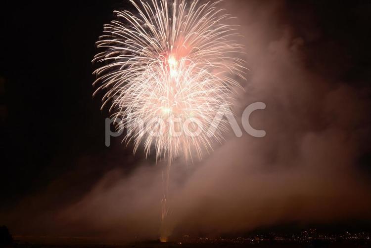 煙に隠れる打ち上げ花火01 打ち上げ花火,花火,長岡花火の写真素材