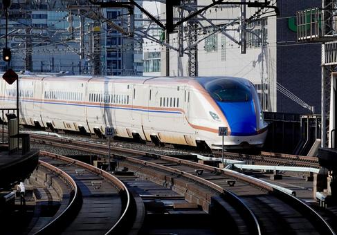 大宮駅に進入する北陸新幹線列車 大宮駅に進入する北陸新幹線列車 北陸新幹線,大宮駅,進入の写真素材