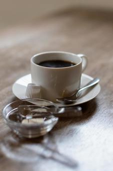 木製テーブルの上｜コーヒーセット｜縦 コーヒー,ホットコーヒー,珈琲の写真素材