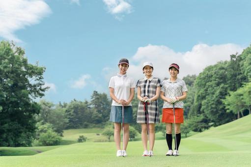 ゴルフコースにいる笑顔の女性ゴルファー ゴルフコースにいる笑顔の女性ゴルファー ゴルフ,コースデビュー,ゴルファーの写真素材