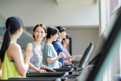 ジムでトレーニングする人々 ジム,フィットネス,フィットネスクラブの写真素材