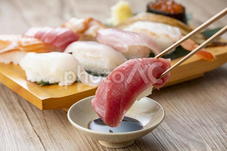 皿に盛った美味しそうな握り寿司 寿司,お寿司,握りの写真素材