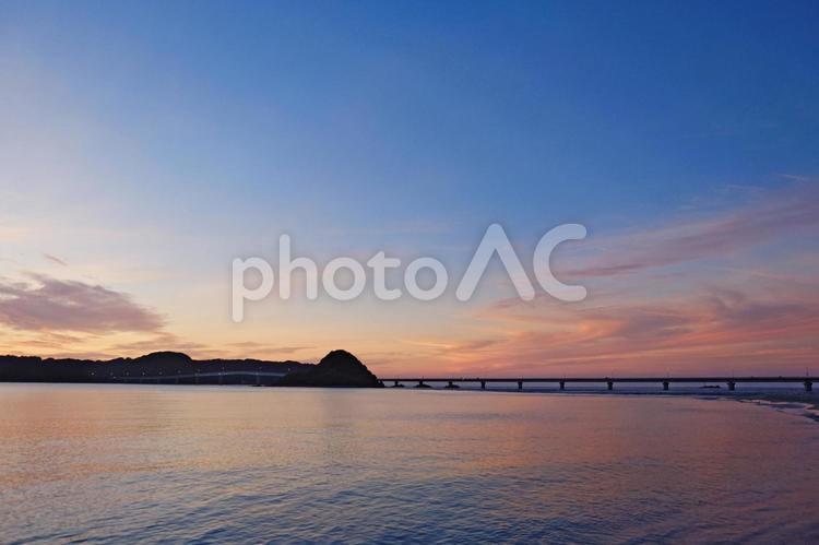 夕暮れの角島大橋 角島,角島大橋,山口の写真素材