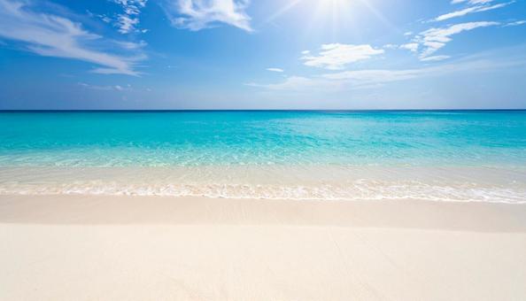白い砂浜のビーチと青空 白い砂浜のビーチと青空の写真