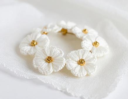 白い花のブローチ、ハンドメイド 白い花のブローチ、ハンドメイドの写真