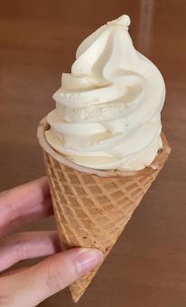 ワッフルコーンのバニラソフトクリーム ワッフルコーンのバニラソフトクリーム バニラビーンズ,ソフトクリーム,デザートの写真素材