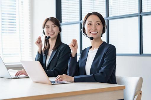 ガッツポーズをするオペレーター女性・二人 ガッツポーズをするオペレーター女性・二人 女性,ビジネスウーマン,オペレーターの写真素材