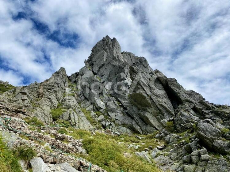 千畳敷カールから見あげた切り立った山 千畳敷カール,千畳敷,中央アルプスの写真素材