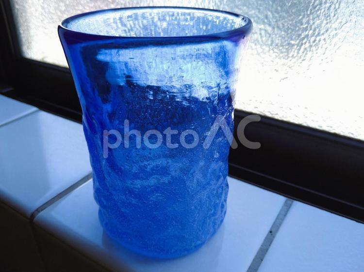 手作りの青いガラスのグラス 青,ブルー,透明の写真素材