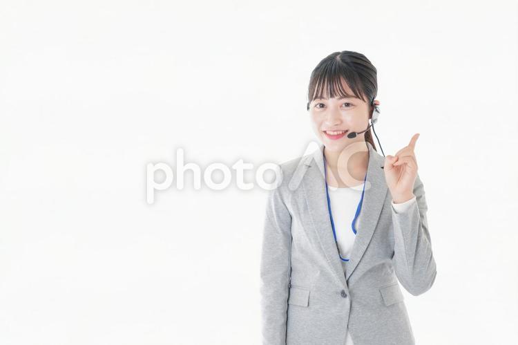指をさすコールセンターの女性 アテンド,仕事,ハンドサインの写真素材