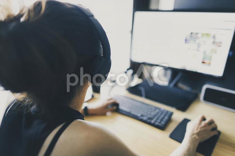 パソコンの画面を見ている女性 パソコン,ビジネス,女性の写真素材