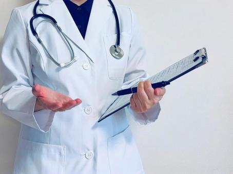 治療方針について説明する医者 女医,説明,話すの写真素材