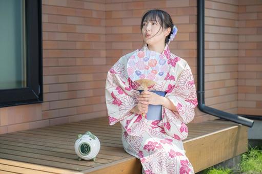 花火を見上げる女性 女性,浴衣,和装の写真素材