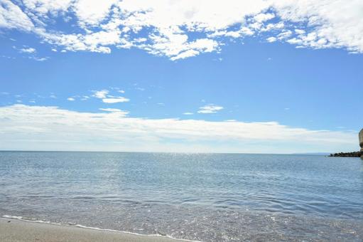 青空と夏の海、輝く水平線 青空と夏の海、輝く水平線の写真