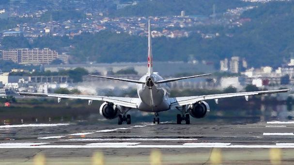 離陸する旅客機 離陸する旅客機 飛行機,大阪空港,伊丹空港の写真素材
