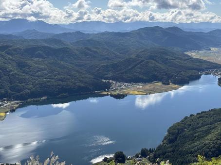 小熊山から見る秋の木崎湖 長野県大町市 小熊山から見る秋の木崎湖 長野県大町市 小熊山,木崎湖,水鏡の写真素材
