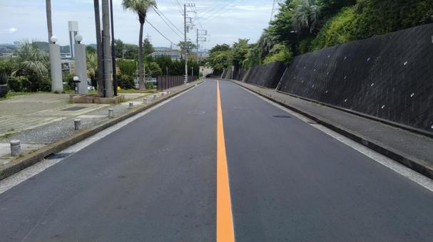 緩やかに登る舗装された坂道 緩やかに登る舗装された坂道の写真