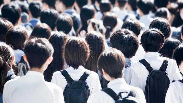 通学路を歩くアジア人の学生達の後ろ姿 通学路を歩くアジア人の学生達の後ろ姿の写真