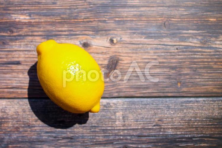 太陽光のもとで撮影した鮮やかなレモン レモン,果物,果実の写真素材
