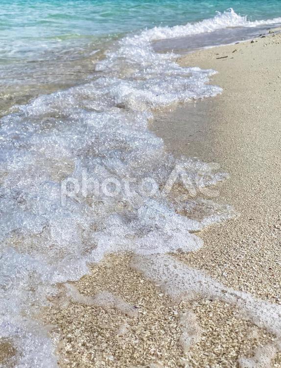 透明な波打ち際、穏やかな砂浜の風景⑤ 波打ち際,砂浜,海の写真素材