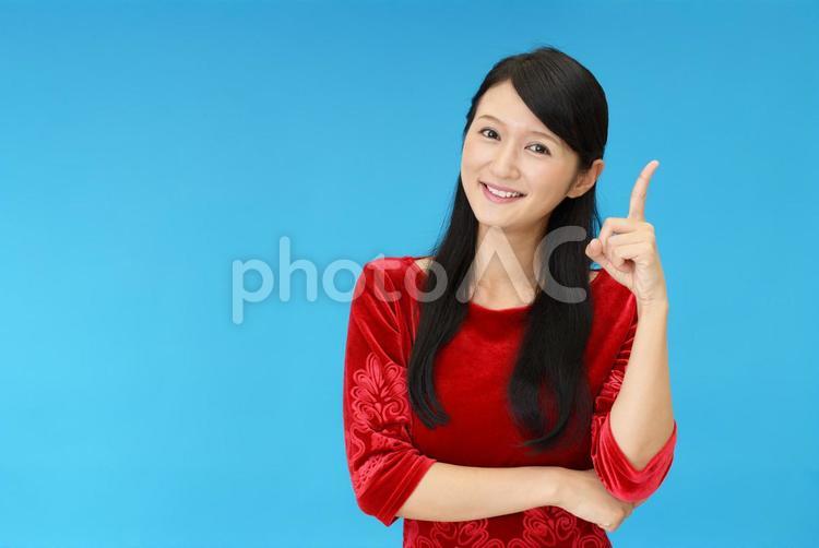 指示する笑顔の女性 女性,女,笑顔の写真素材