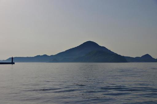 逆光の興居島 逆光の興居島 逆光,興居島,島の写真素材