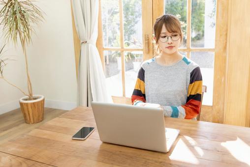 おうち時間を楽しむ女性 おうち時間を楽しむ女性 女性,人物,20代の写真素材