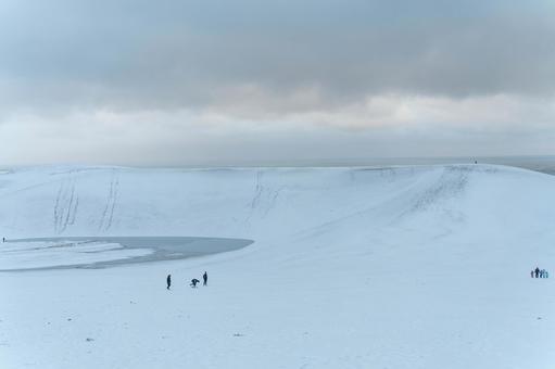 冬の雪が降った後の鳥取砂丘 冬の雪が降った後の鳥取砂丘 日本,美しい,風景の写真素材