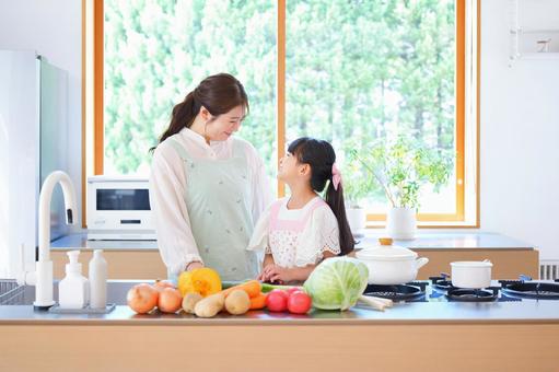 キッチンで話している母子 キッチンで話している母子の写真
