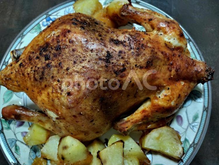 ビールのあて・鶏の丸焼き 鶏の丸焼き,スタッフドチキン,クリスマスの食卓の写真素材