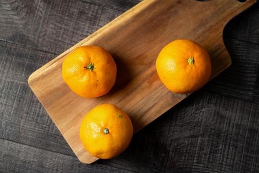 カッティングボードのみかん みかん,果物,ミカンの写真素材