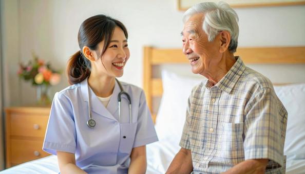 笑顔で話をする女性介護士と高齢男性の写真