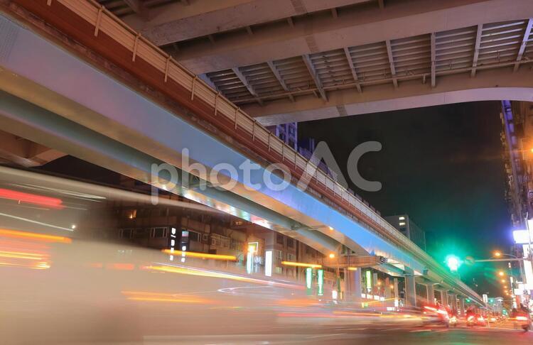 台湾　台北市の市街の交通量のライトの動き 台湾,台北,町並みの写真素材