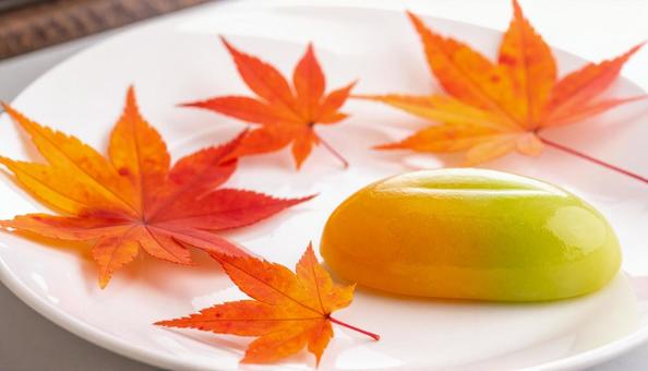 秋の紅葉と和菓子の写真