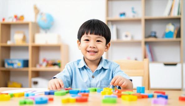 アルファベットおもちゃで勉強する男の子 アルファベットおもちゃで勉強する男の子の写真