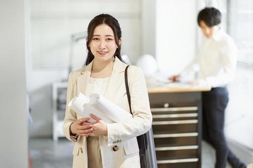 站立在設計辦公室的亞裔女性建築師, JPG 站立在設計辦公室的亞裔女性建築師, JPG